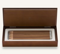Настольный набор, состоящий из 12 длинных коричневых карандашей № III с посеребрёнными колпачками